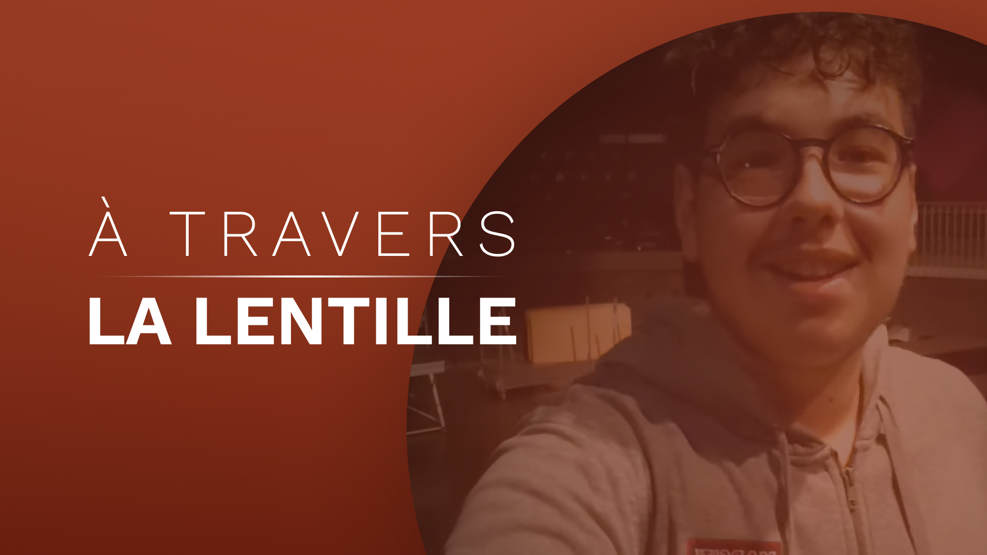 À travers la lentille